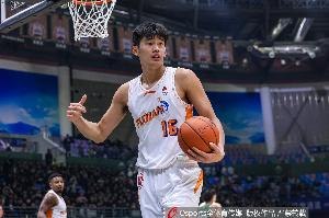 正负值+24!杨曦皓9中5高效贡献13分7板2帽1断 三分6中3