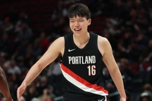 媒体人:微微一笑 杨瀚森已经完全确定了队中第三中锋的地位