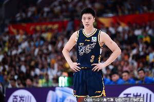 中规中矩!胡明轩半场5中2拿6分2板4助 三分3中2